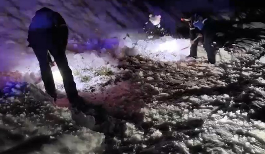 familie cu doi copii salvata de jandarmii montani dupa ce a ramas blocata in zapada la poarta raiului 695d5f3b41c38