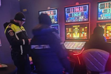 foto actiunea politistilor din constanta pentru protectia minorilor verificari la salile de jocuri de noroc si masuri de preventie a delincventei 696cbd60d1cea