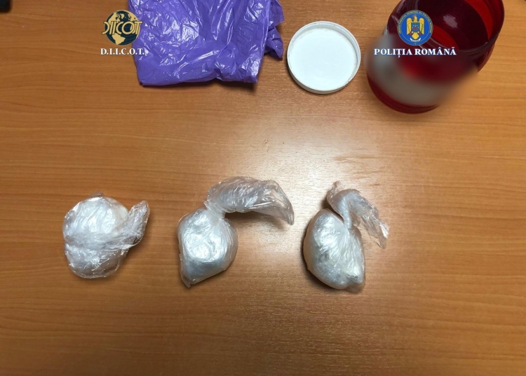 foto flagrant la constanta urmat de perchezitii droguri gasite ingropate pe un teren viran 696a16ba9aa86
