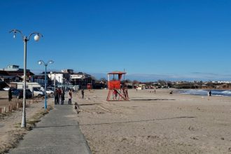 foto inceput de ianuarie cu temperaturi ridicate la malul marii oamenii s au relaxat pe plaja 695916982300e