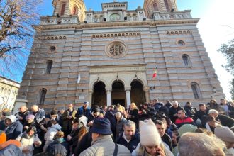 fotovideo mii de credinciosi s au adunat la constanta pentru a participa la slujba de boboteaza 695d03a4d9e0d