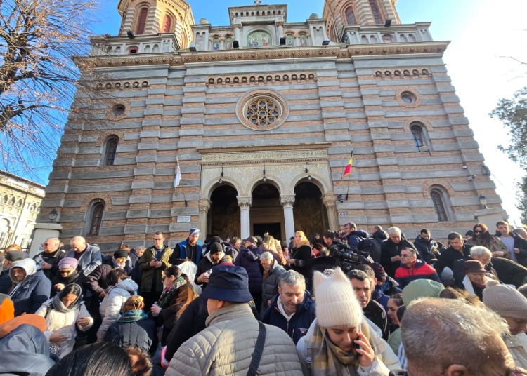 fotovideo mii de credinciosi s au adunat la constanta pentru a participa la slujba de boboteaza 695d03a4d9e0d
