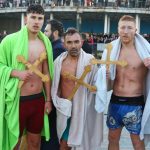 galerie foto boboteaza la ovidiu unsprezece barbati s au aruncat in apa pentru a recupera cele trei cruci aruncate de ips teodosie 695d7b63ca9c1