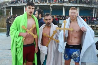 galerie foto boboteaza la ovidiu unsprezece barbati s au aruncat in apa pentru a recupera cele trei cruci aruncate de ips teodosie 695d7b63ca9c1