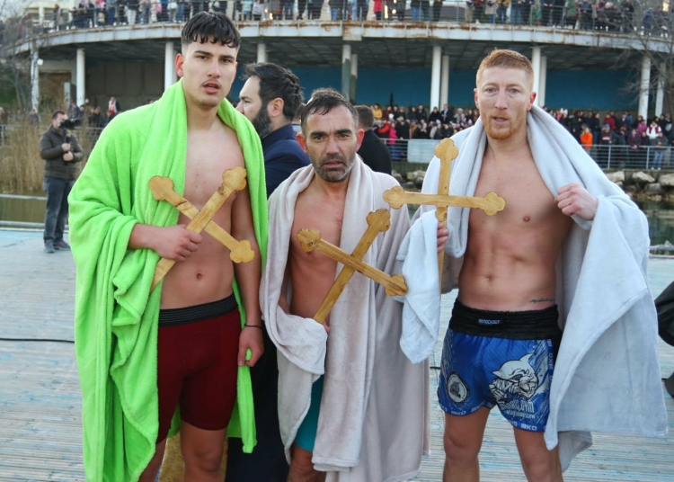 galerie foto boboteaza la ovidiu unsprezece barbati s au aruncat in apa pentru a recupera cele trei cruci aruncate de ips teodosie 695d7b63ca9c1