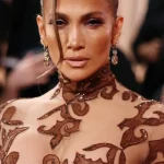 galerie foto jennifer lopez aparitie senzationala la globurile de aur care este istoria rochiei care i a scos in evidenta corpul 6966f52907b35
