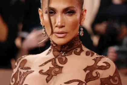 galerie foto jennifer lopez aparitie senzationala la globurile de aur care este istoria rochiei care i a scos in evidenta corpul 6966f52907b35