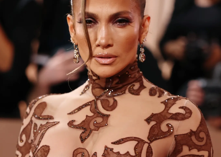 galerie foto jennifer lopez aparitie senzationala la globurile de aur care este istoria rochiei care i a scos in evidenta corpul 6966f52907b35
