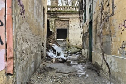 galerie fotovideo degradare in centrul orasului cladiri devenite focare de infectie si adapost vremelnic pentru oamenii strazii 6972cc0c07a2d