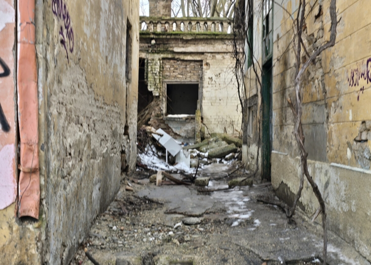 galerie fotovideo degradare in centrul orasului cladiri devenite focare de infectie si adapost vremelnic pentru oamenii strazii 6972cc0c07a2d