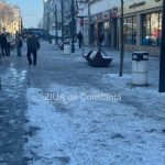 gheata pe trotuarul de pe stefan cel mare intre rascoalei 1907 si bulevardul tomis pietonii nevoiti sa circule cu grija 6960e9d8abda7
