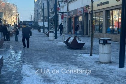 gheata pe trotuarul de pe stefan cel mare intre rascoalei 1907 si bulevardul tomis pietonii nevoiti sa circule cu grija 6960e9d8abda7