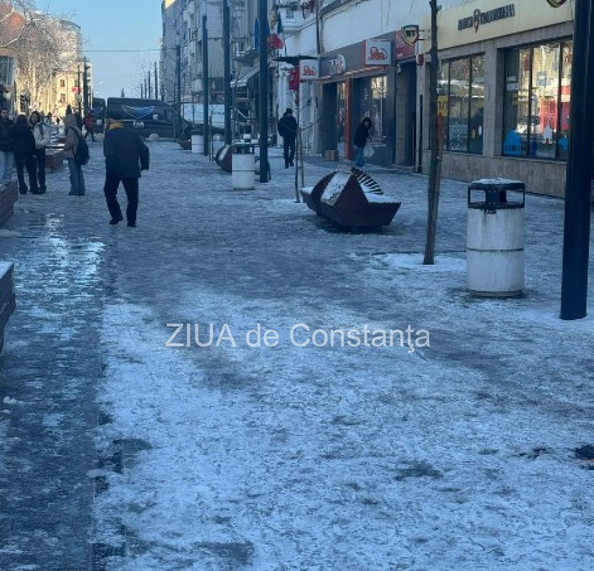 gheata pe trotuarul de pe stefan cel mare intre rascoalei 1907 si bulevardul tomis pietonii nevoiti sa circule cu grija 6960e9d8abda7