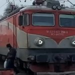imagini socante pieton la un pas de a fi spulberat de un tren de calatori video 696532b4b3f09