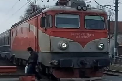 imagini socante pieton la un pas de a fi spulberat de un tren de calatori video 696532b4b3f09