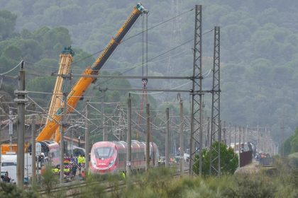inca un accident feroviar in spania un tren s a izbit de o macara de constructii 697229e501964