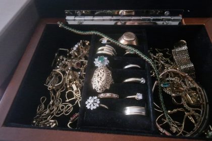 inedit peste o suta de litri de acid si echipamente pentru prelucrarea aurului supuse unui regim special descoperite la un barbat din constanta 697842a9df2c1