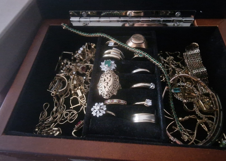 inedit peste o suta de litri de acid si echipamente pentru prelucrarea aurului supuse unui regim special descoperite la un barbat din constanta 697842a9df2c1