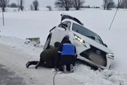 jandarmii au salvat o familie cu 2 copii ramasa captiva intr o masina blocata in sant dupa un accident 6963efb2e9651