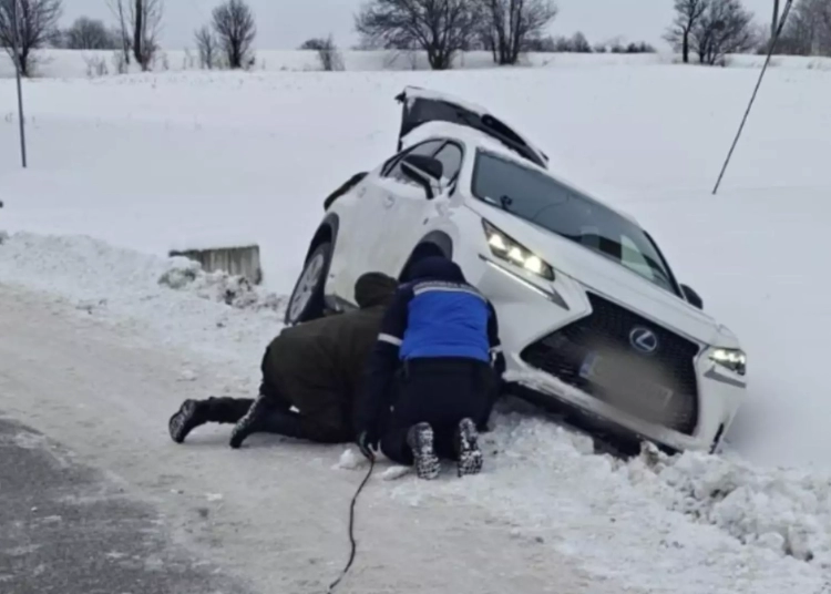 jandarmii au salvat o familie cu 2 copii ramasa captiva intr o masina blocata in sant dupa un accident 6963efb2e9651