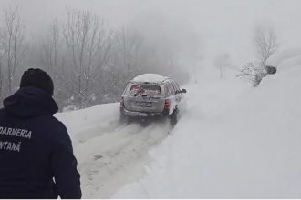 jandarmii au strabatut 30 km prin nameti de peste un metru pentru a ajunge la maicutele izolate de la schitul bujoara video 6960b59895be9
