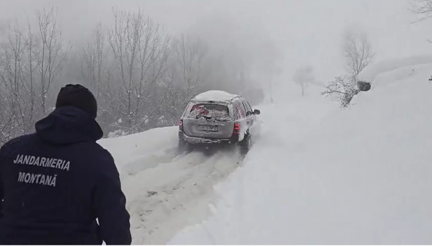 jandarmii au strabatut 30 km prin nameti de peste un metru pentru a ajunge la maicutele izolate de la schitul bujoara video 6960b59895be9