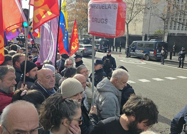 maifestatie de amploare pro maduro in fata ambasadei sua de la madrid nu agresiunii imperialiste contra venezuelei 695aa0291cbca