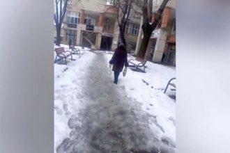 o femeie din caransebes a fost lovita in cap cu un turtur victima s a ales cu 15 copci 6969f39987434