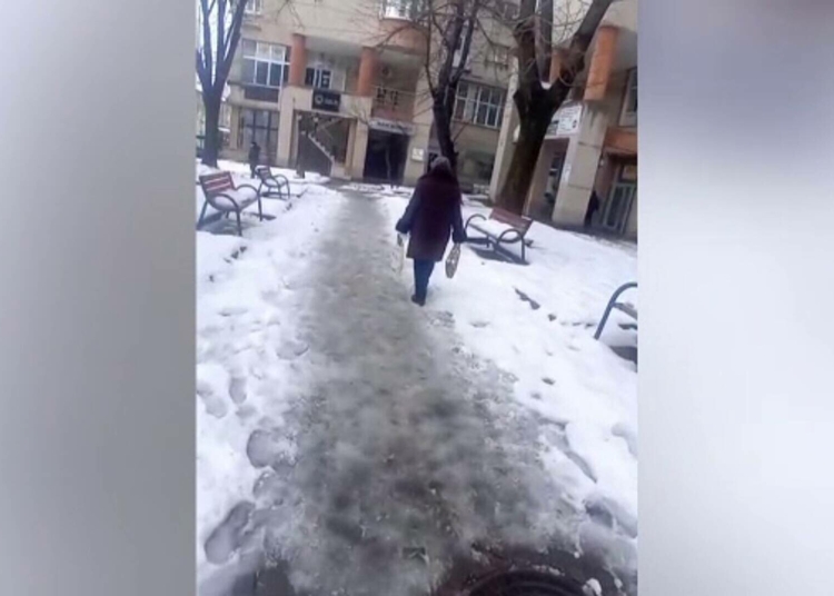 o femeie din caransebes a fost lovita in cap cu un turtur victima s a ales cu 15 copci 6969f39987434