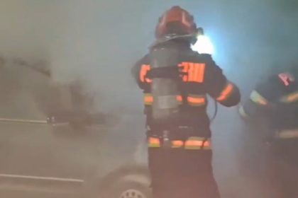 o masina a luat foc in parcarea unui supermarket din vaslui 69766b15efea5