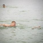 pentru al saptelea an consecutiv sportivul andrei pirlea de la sharks gym a recuperat o cruce aruncata in apa de boboteaza 695d89dc00877