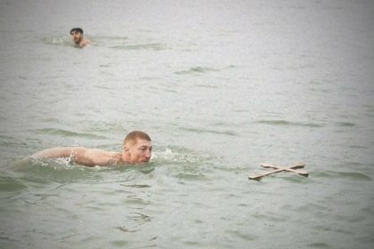 pentru al saptelea an consecutiv sportivul andrei pirlea de la sharks gym a recuperat o cruce aruncata in apa de boboteaza 695d89dc00877