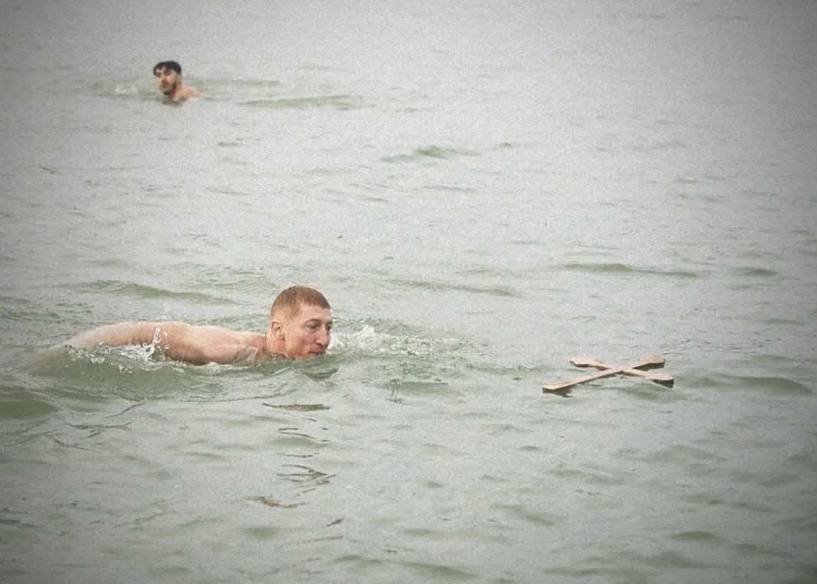 pentru al saptelea an consecutiv sportivul andrei pirlea de la sharks gym a recuperat o cruce aruncata in apa de boboteaza 695d89dc00877