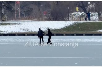 pericol pe lacul tabacarie din constanta tineri surprinsi mergand pe gheata in ciuda avertizarilor de ger 696cc723c45e1