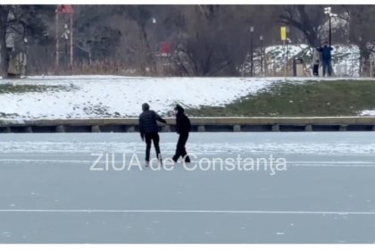 pericol pe lacul tabacarie din constanta tineri surprinsi mergand pe gheata in ciuda avertizarilor de ger 696cc723c45e1