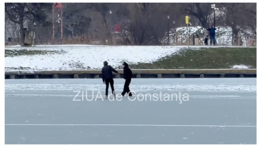 pericol pe lacul tabacarie din constanta tineri surprinsi mergand pe gheata in ciuda avertizarilor de ger 696cc723c45e1