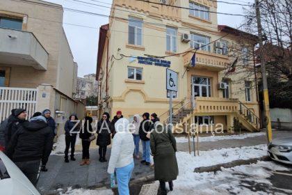 protest in fata inspectoratului scolar judetean constanta mai multi parinti contesta modificarile aduse liceului cobadin 6969ef823a955