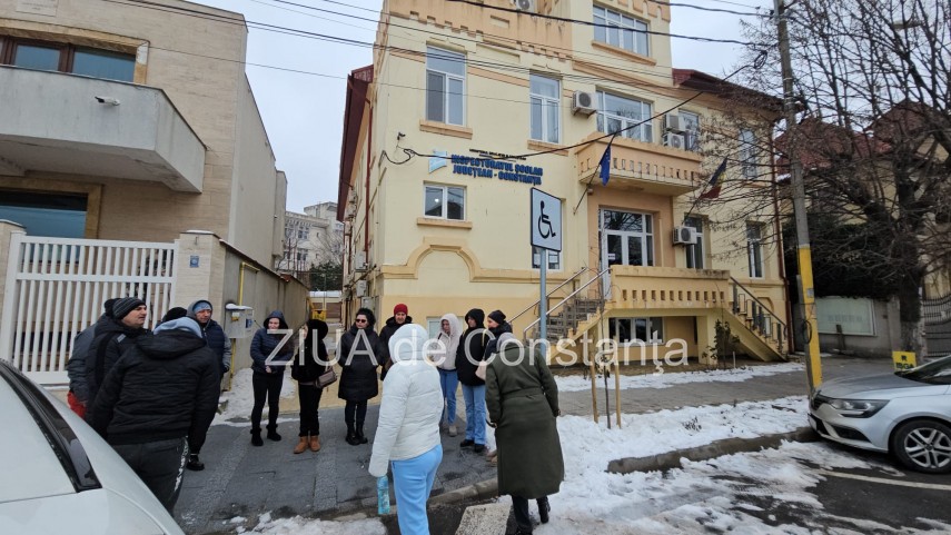 protest in fata inspectoratului scolar judetean constanta mai multi parinti contesta modificarile aduse liceului cobadin 6969ef823a955
