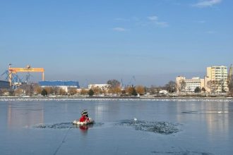 rata blocata pe gheata pe lacul ciuperca din municipiul tulcea pompierii au salvat o 6967a0d400089