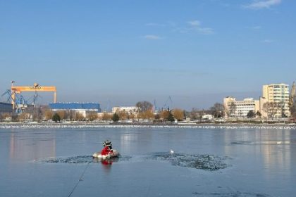 rata blocata pe gheata pe lacul ciuperca din municipiul tulcea pompierii au salvat o 6967a0d400089