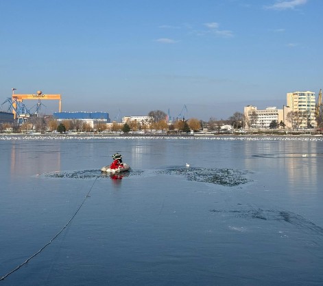 rata blocata pe gheata pe lacul ciuperca din municipiul tulcea pompierii au salvat o 6967a0d400089