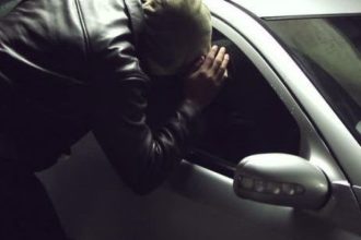 retinut dupa ce a spart geamurile mai multor masini parcate pentru a fura din interior 695f91bc59dec