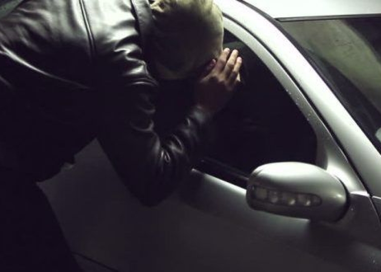 retinut dupa ce a spart geamurile mai multor masini parcate pentru a fura din interior 695f91bc59dec