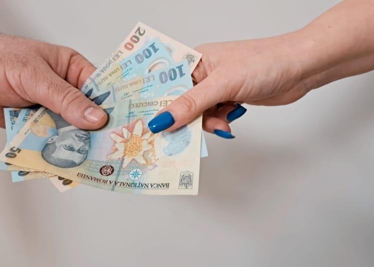 s a laudat ca are relatii printre judecatori si a cerut 13 mii de euro ca sa intervina in solutionarea favorabila a unor dosare penale 695bf8ae79e81