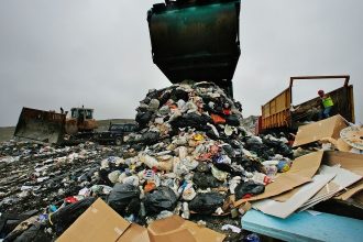 spirite incinse envirotech se lupta sa amenajeze o groapa de gunoi la lumina primarul florin chelaru si cetatenii se opun 697a04a4855b0