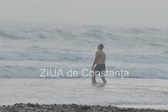 stiri constanta baie in mare cu valuri puternice si vant 69788fbb1d470