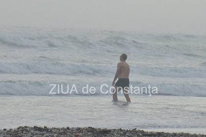 stiri constanta baie in mare cu valuri puternice si vant 69788fbb1d470
