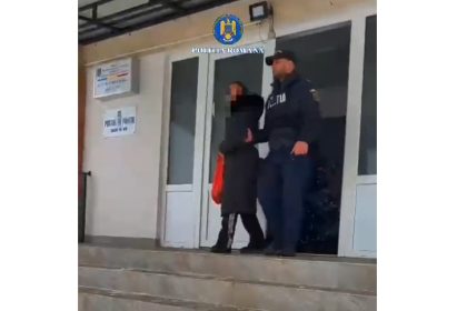 tanara retinuta dupa ce a comandat mai multe haine si a refuzat sa le achite 6962660469d9f