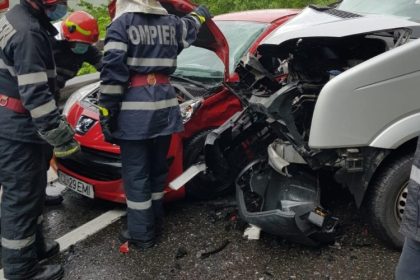 trafic blocat in zona comarnic dupa ce un microbuz a intrat intr un autoturism in juetul mures un autocar a luat foc 696257e41bb7c