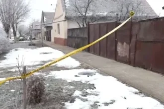 ultimul drum al lui mario tatal adus din penitenciar sub escorta pentru a si ingropa copilul in cenei 6974b0f785c2b